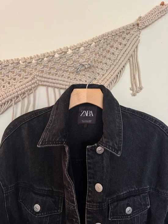 Zara Black Cropped Denim Jacket with Frayed Hem - Picture 3 of 9